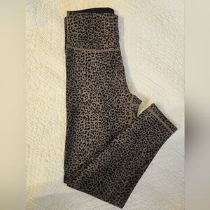 LIKE NEW • Sweaty Betty • Flatter Me 7/8 Length Cheetah Print Leggings XS Womens